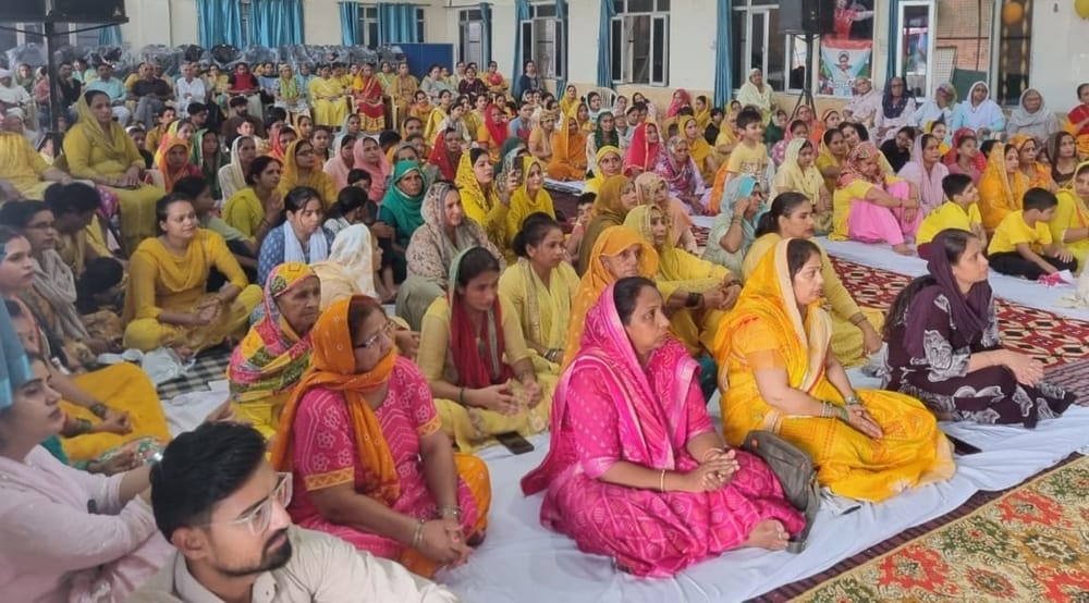 फोटो - गीता विद्या मंदिर स्कूल में श्रीमद्भागवत कथा सुनती हुई श्रद्धालु महिलाएं। स्रोत - प्रवक्