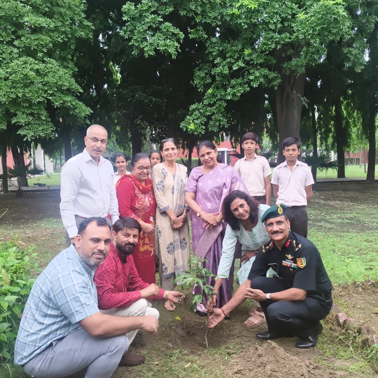 फोटो : मोतीलाल नेहरू स्कूल ऑफ स्पोर्ट्स (एमएनएसएस) राई में पौधरोपण करते विद्यालय के 1989 बैच के