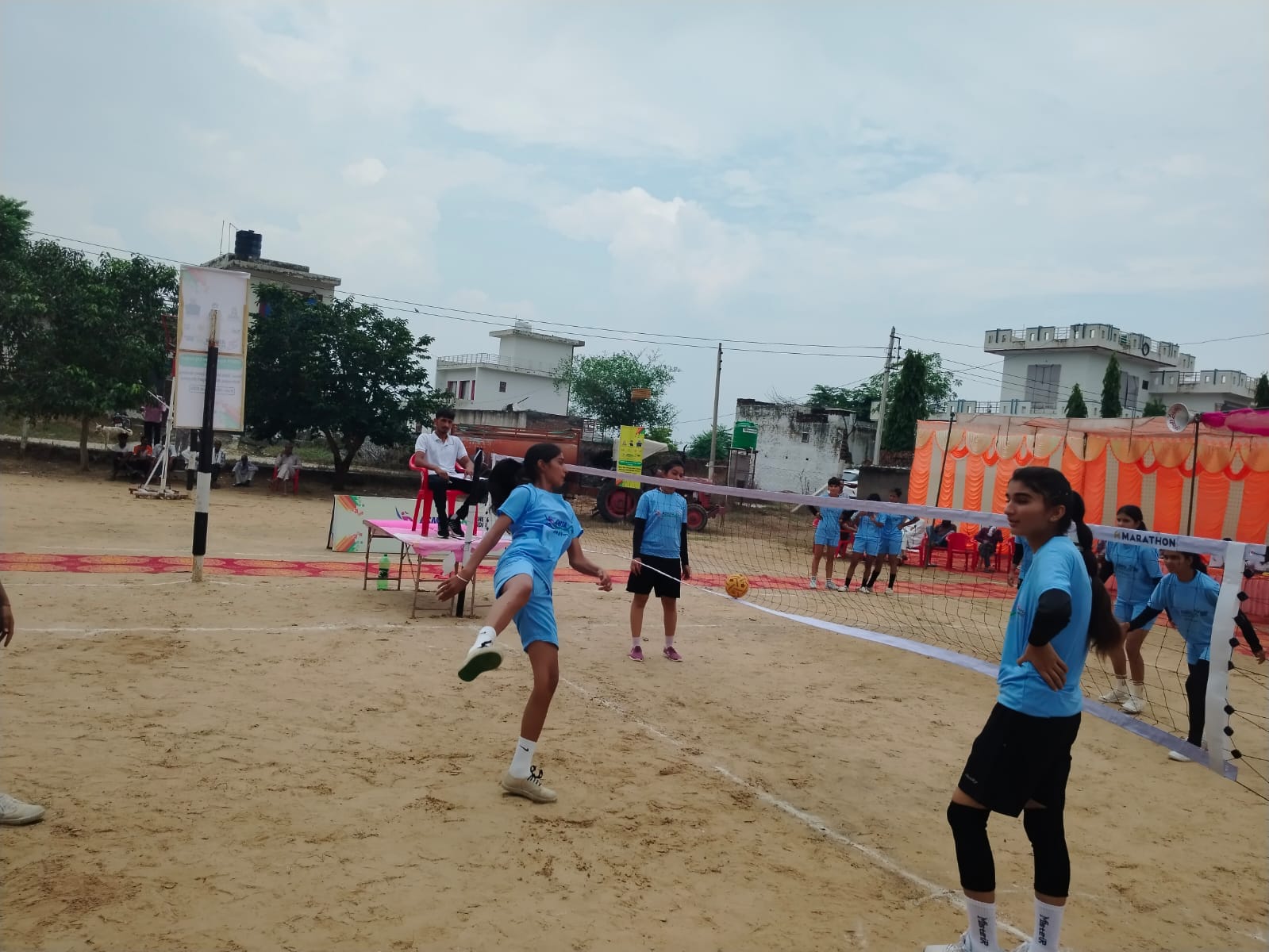 फोटो नंबर- 17मुकाबले के दौरान गेंद को किक लगाती खिलाड़ी।