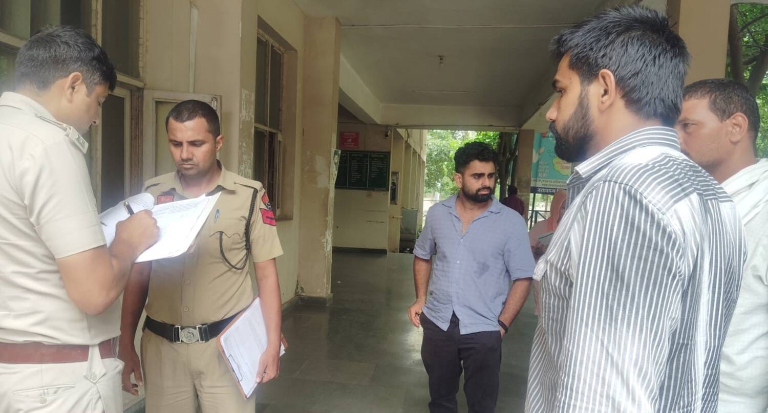 फोटो - नागरिक अस्पताल में कागजी कार्रवाई करते हुए पुलिसकर्मी। संवाद