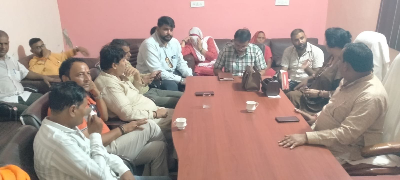 फोटो संख्या:58- नगर पालिका कार्यालय में नपा हाउस की बैठक में विकास कार्याें को लेकर चर्चा करते 