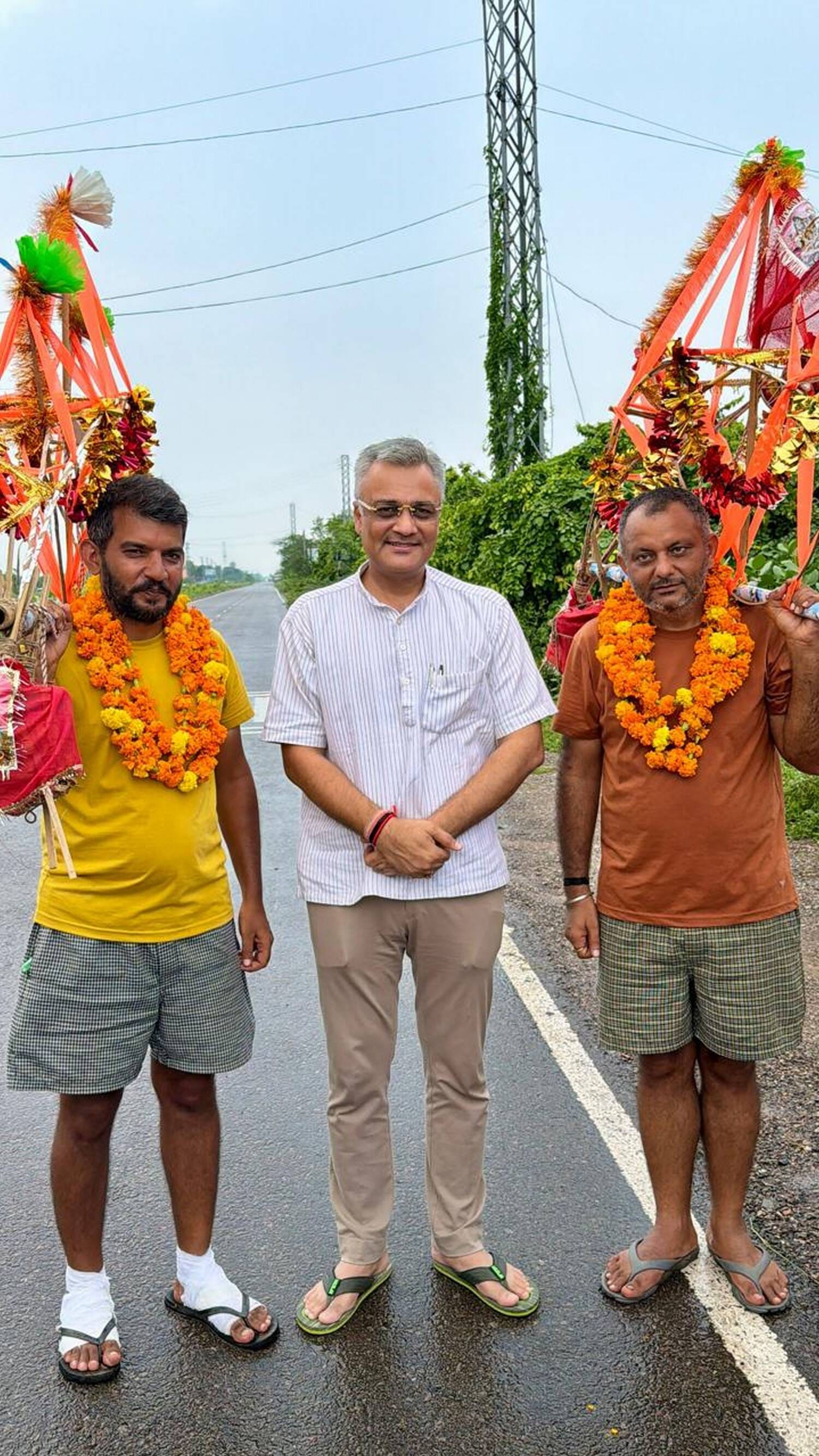 फोटो संख्या:71- गांव पाली के नजदीक कावड़ लेकर लौट रहे अजय सिगड़िया, डॉ. योगेंद्र यादव का फूल मा