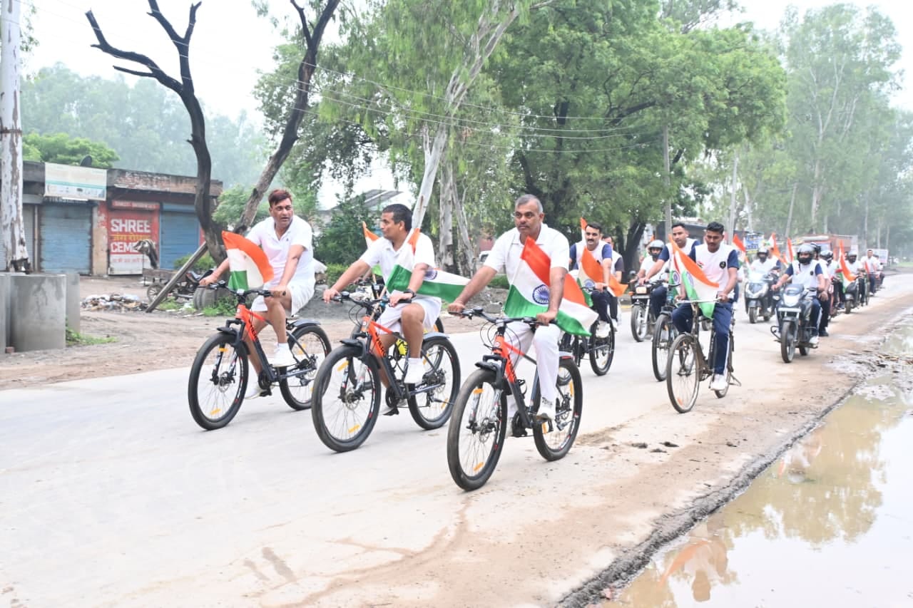 फोटो : सोनीपत के गांव खेवड़ा में हर घर तिरंगा अभियान के तहत 220वीं वीआईपी सुरक्षा बटालियन सीआरप