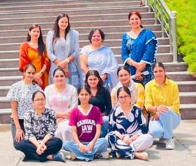 फोटो :: सोनीपत के जीवीएम कॉलेज में उत्कृष्ट प्रदर्शन करने वाली छात्राओं के साथ प्राचार्य डॉ. मं