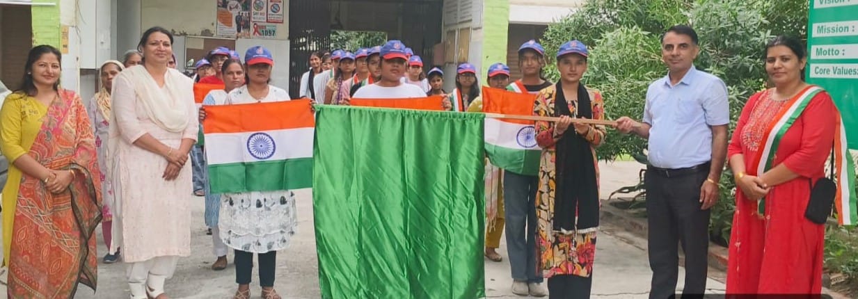फोटो : सोनीपत के खरखौदा स्थित राजकीय महाविद्यालय में तिरंगा यात्रा को हरी झंडी दिखाकर रवाना  क
