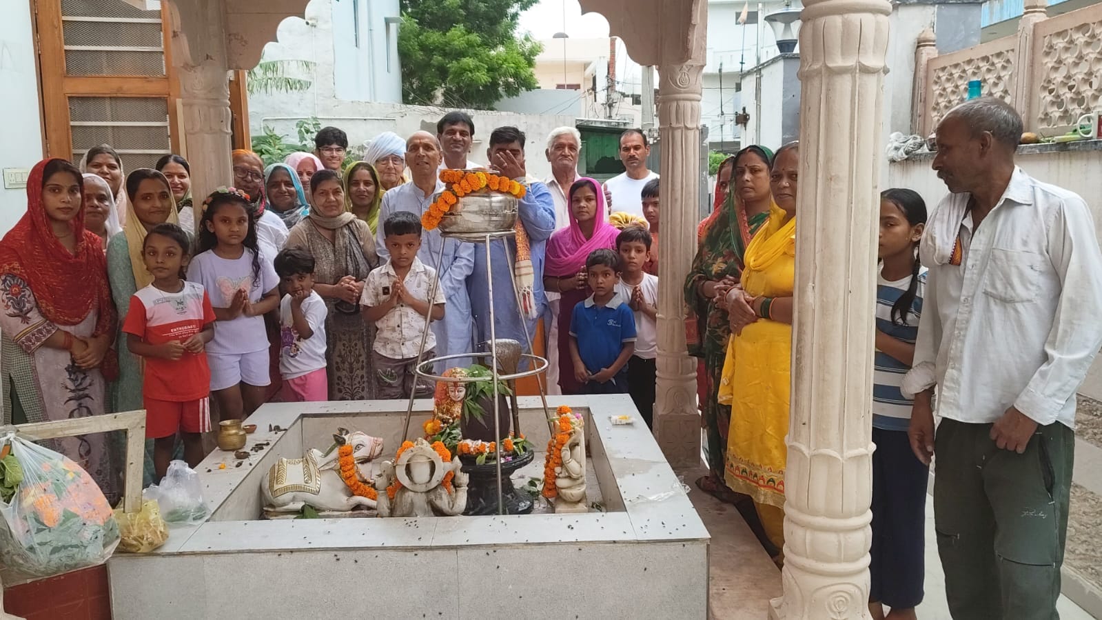 फोटो : सोनीपत के शिव मंदिर, नंदवानी नगर में भगवान शिव का जलाभिषेक करते श्रद्धालु। स्रोत: पाठ