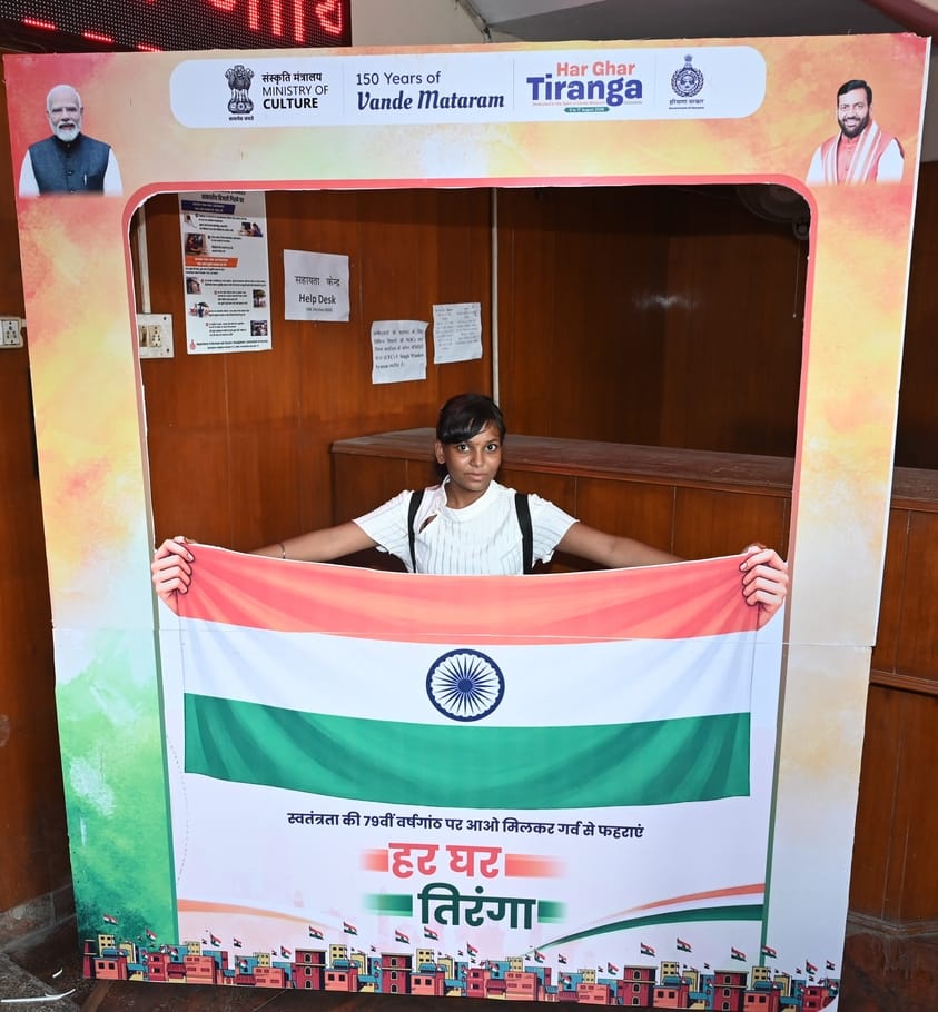फोटो : सोनीपत लघु सचिवालय में बनाए गए  सेल्फी पॉइंट पर फोटो खिंचवाती युवती। स्रोत: सूचना विभाग