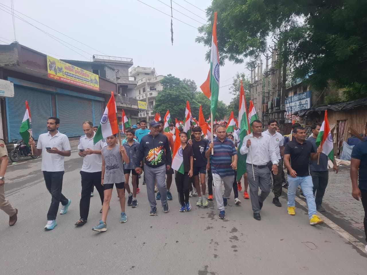 फोटाे : सोनीपत में निकाली गई तिरंगा मैराथन में शामिल युवाओं के साथ मेयर राजीव जैन व जिला खेल अ