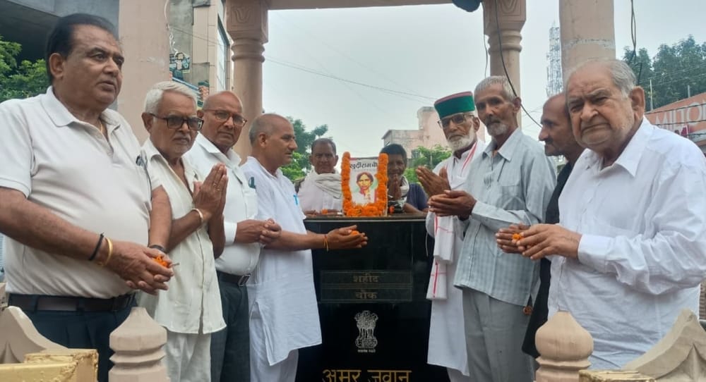 फोटो - शहीद स्मारक पर क्रांतिकारी खुदीराम बोस को नमन करते हुए संगठन के सदस्य। स्रोत प्रवक्ता