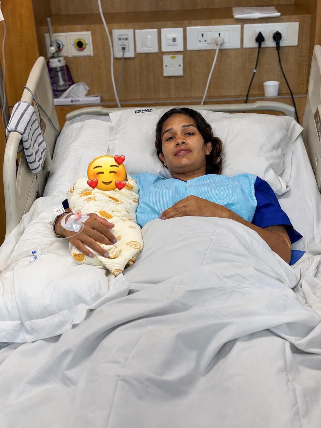 फोटो :: दिल्ली के अस्पताल में बेटी संग दंगल गर्ल बबीता फोगाट। स्रोत सोशल मीडिया