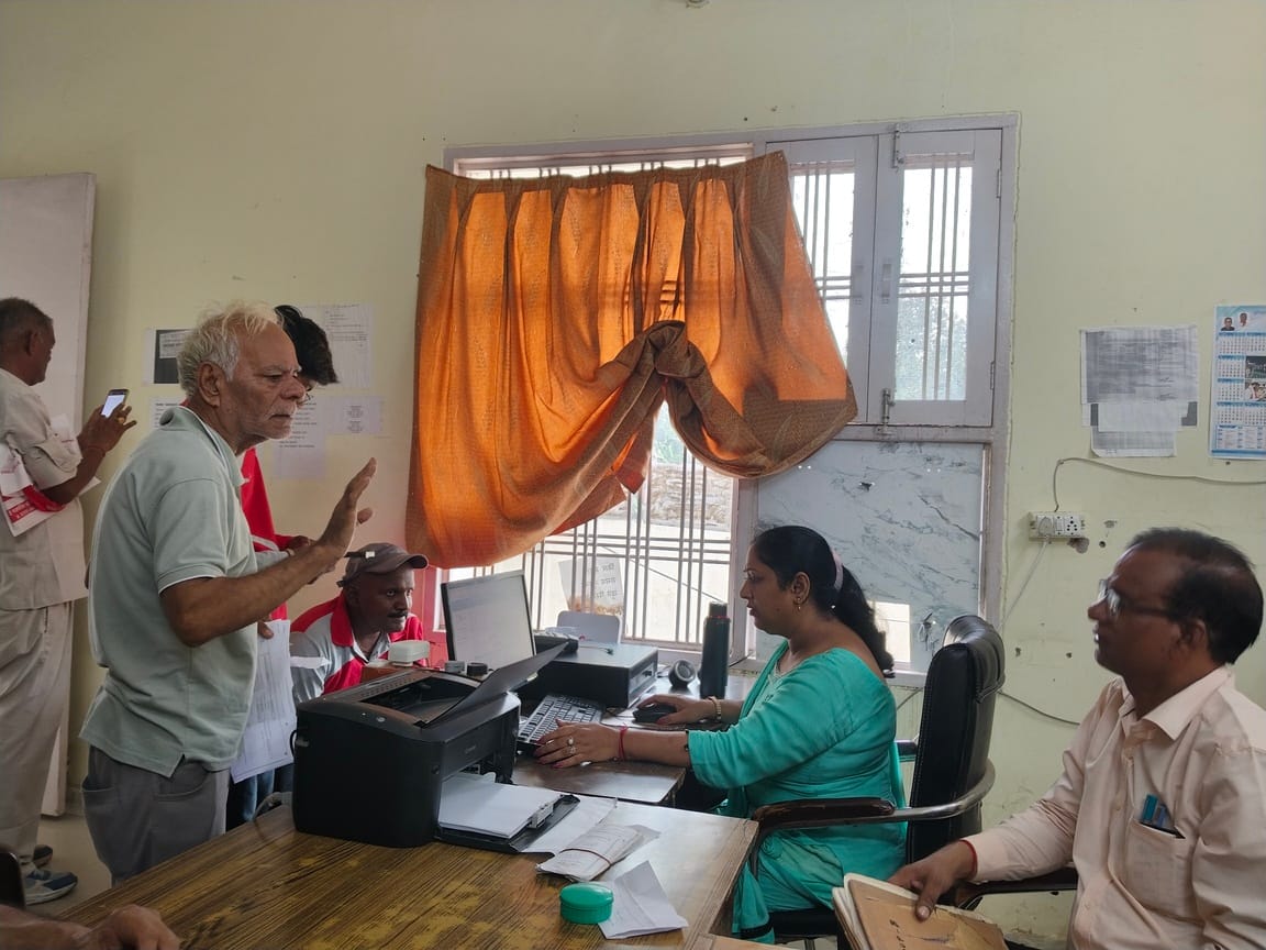 फतेहाबाद के जनस्वास्थ्य विभाग कार्यालय में बिल की जानकारी लेते हुए कनेक्शन धारक संवाद