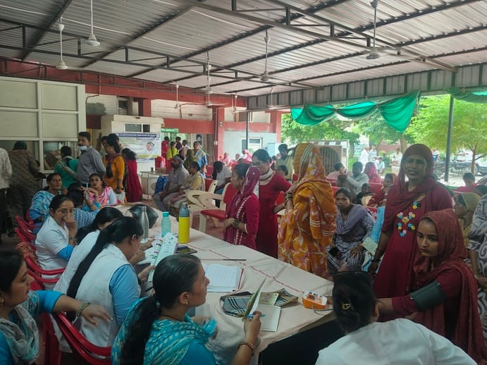 फतेहाबाद के नागरिक अस्पताल में गर्भवती की जांच करते हुए स्वास्थ्यकर्मी संवाद