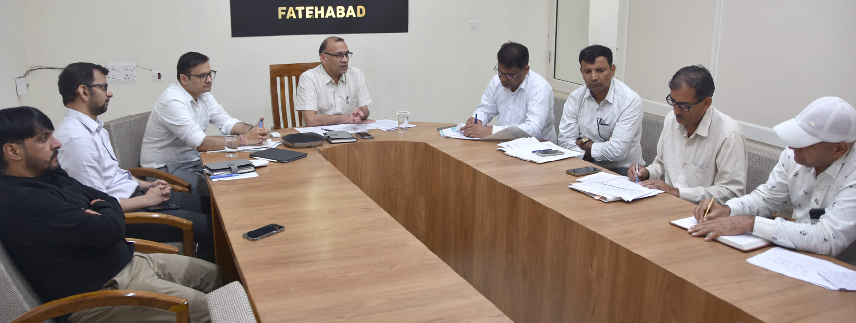 फतेहाबाद। कैंप कार्यालय में अधिकारियों की बैठक लेते हुए जिला निर्वाचन अधिकारी एवं डीसी डॉ. विवे