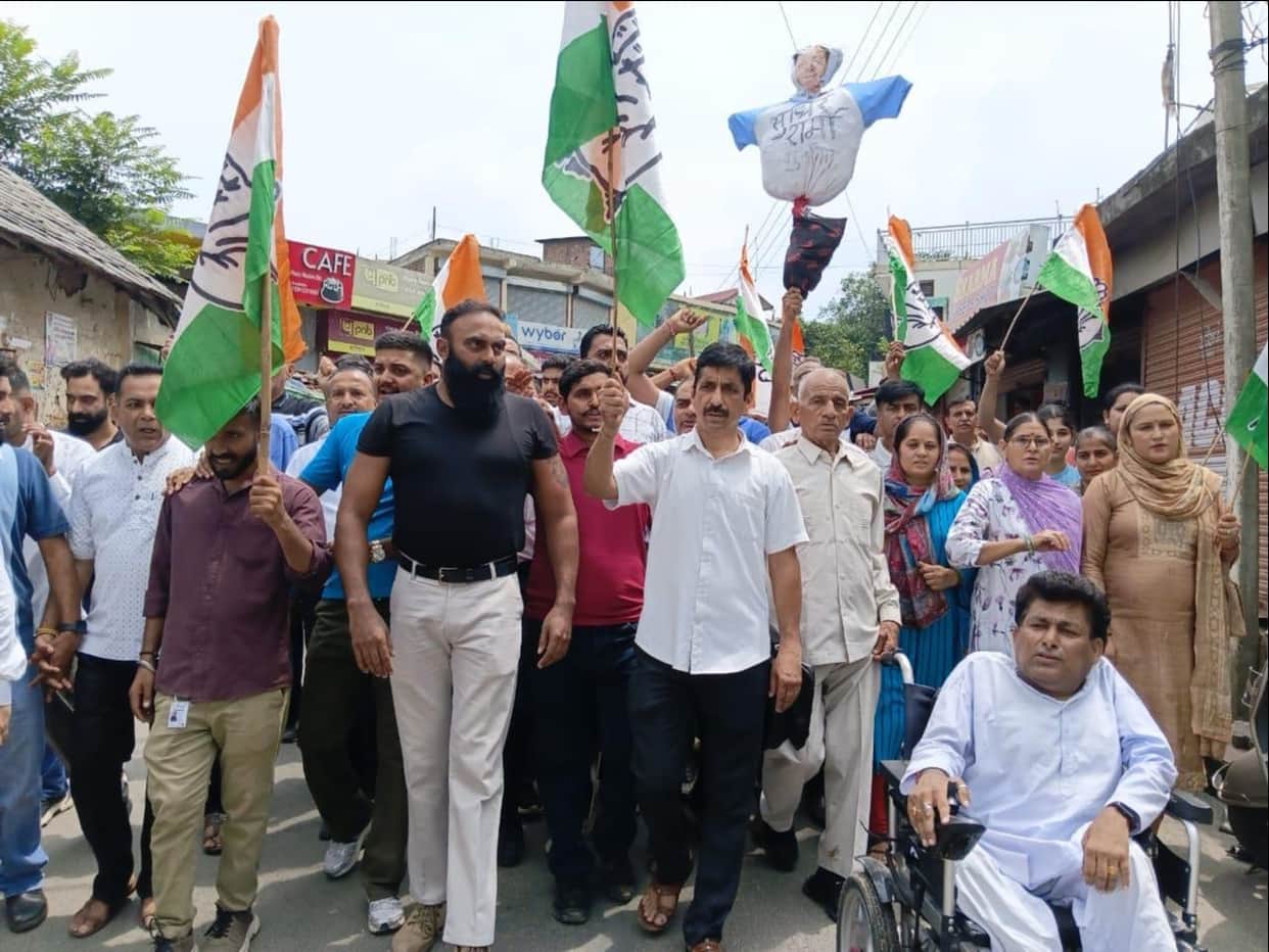 Congress rallies in Galod market; Sudhir Sharma's effigy burnt.