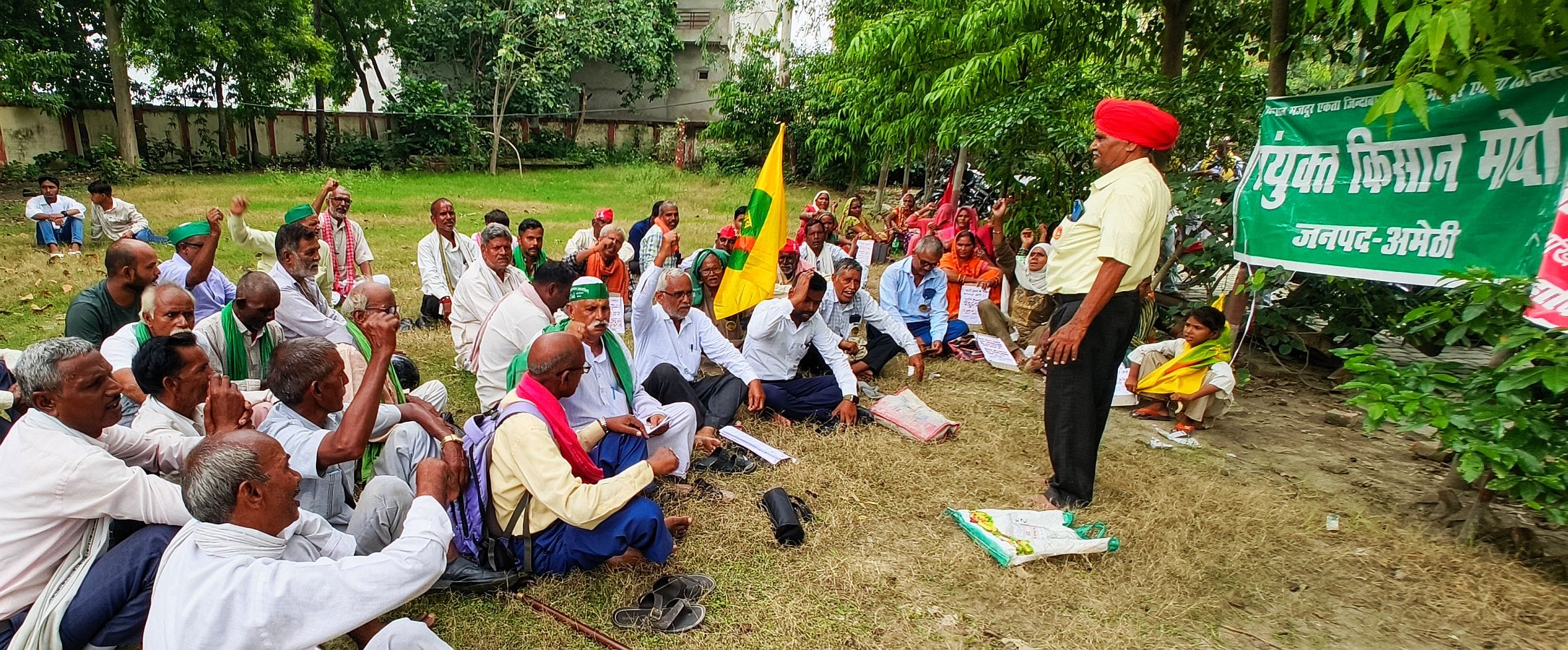 गौरीगंज तहसील में प्रदर्शन करते किसान। -संवाद