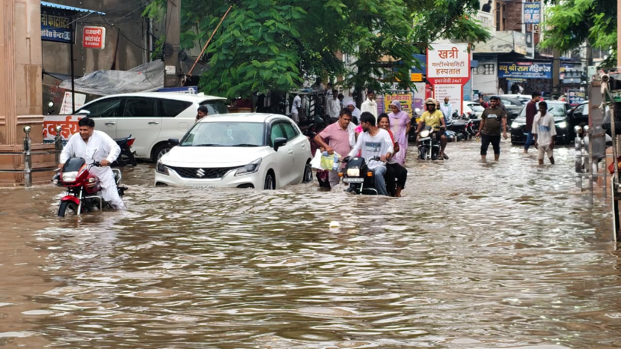 हांसी डीसी आवास रोड पर जलभराव के बीच से गुजरते हुए वाहन। संवाद