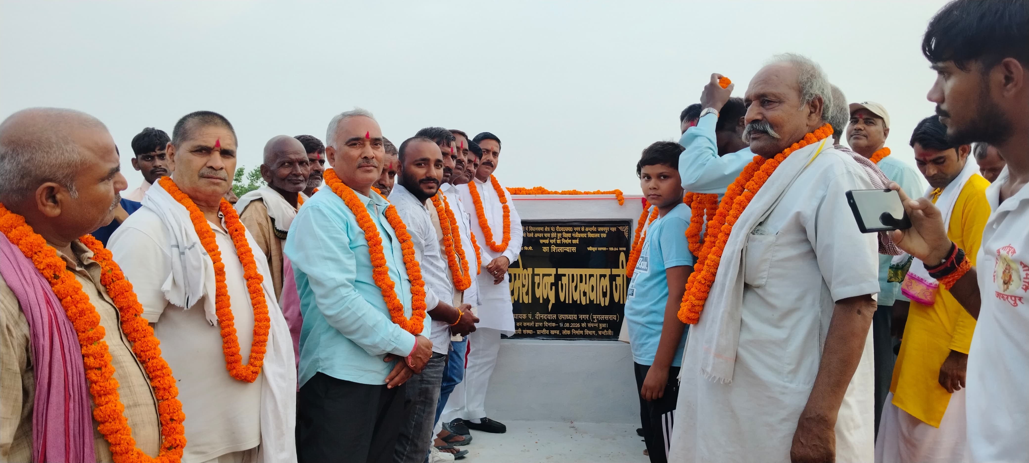जफरपुर मार्ग का शिलान्यास करते भाजपा विधायक रमेश जायसवाल। जागरूक पाठक