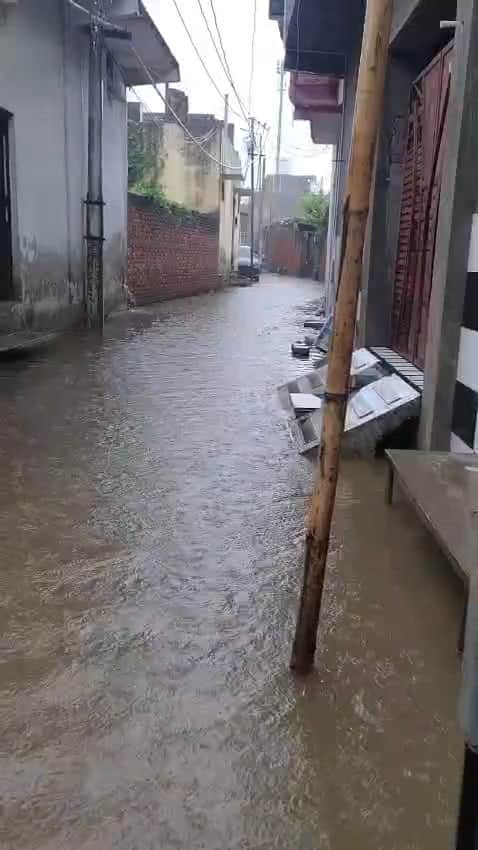 Heavy rain in some areas and cloudy skies in others; mercury dropped by three degrees.
