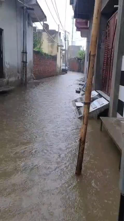 जलालाबाद में बारिश के दौरान सड़क पर भरा पानी। संवाद