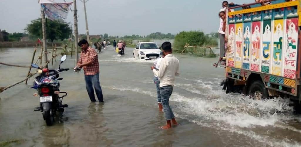Shamsabad Highway submerged up to 100 meters due to the swelling of the Ganges.