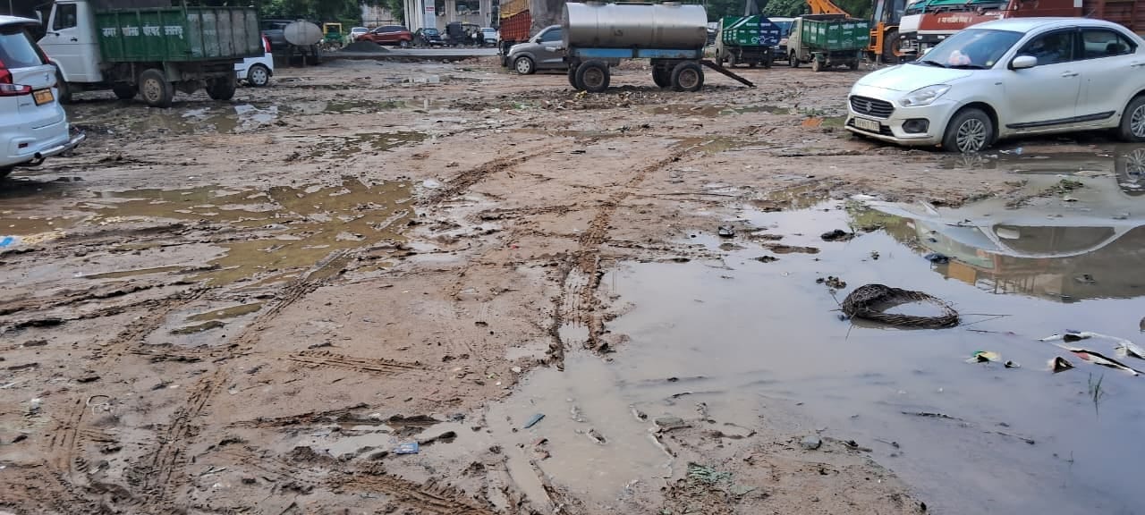 जलालपुर के रामलीला मैदान पर बारिश के बाद भरा पानी। संवाद