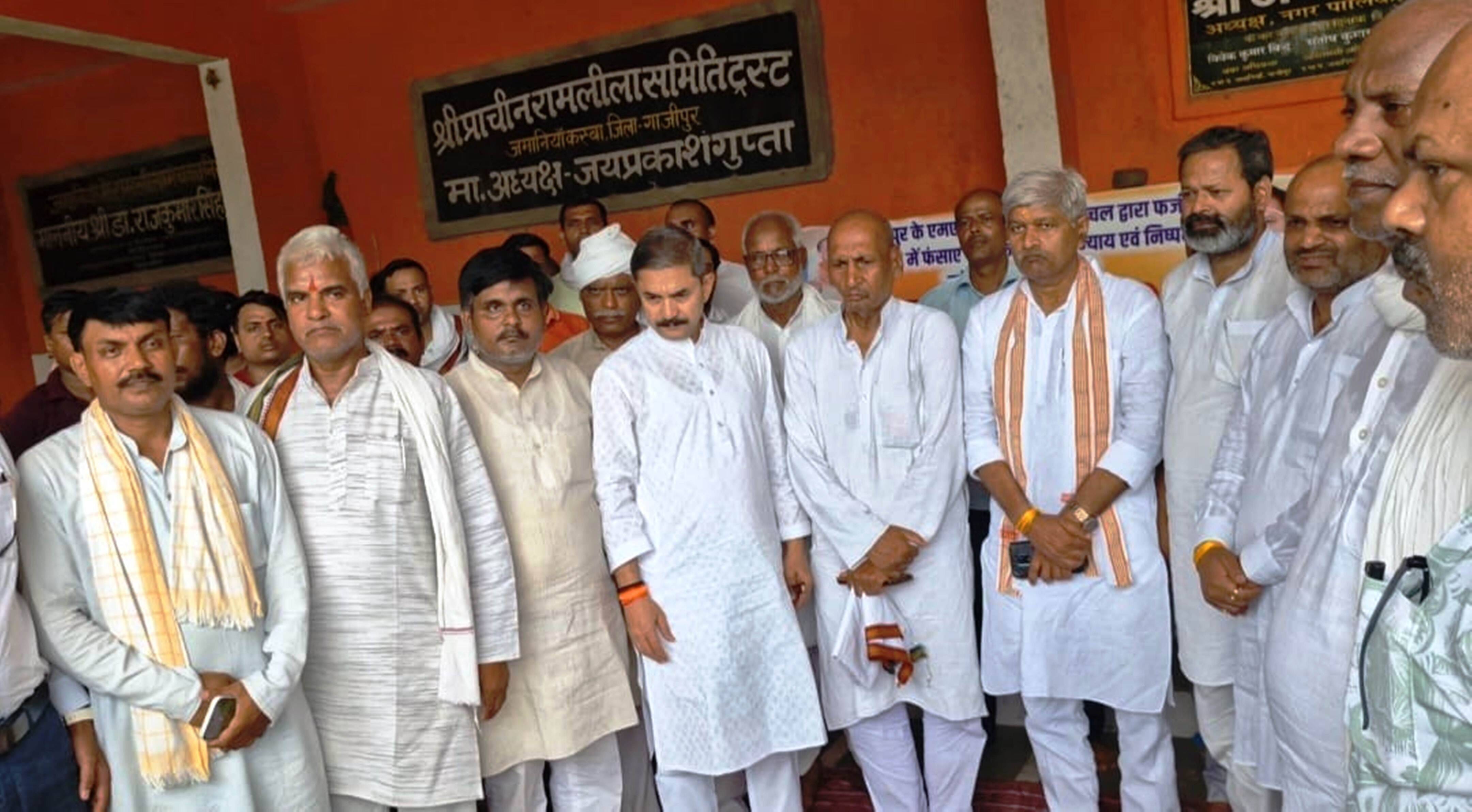 जमानिय रामलीला मंच पर चल रहे चेयरमैन जय प्रकाश गुप्ता के क्रमिक धरना प्रदर्शन को समाप्त करनें क
