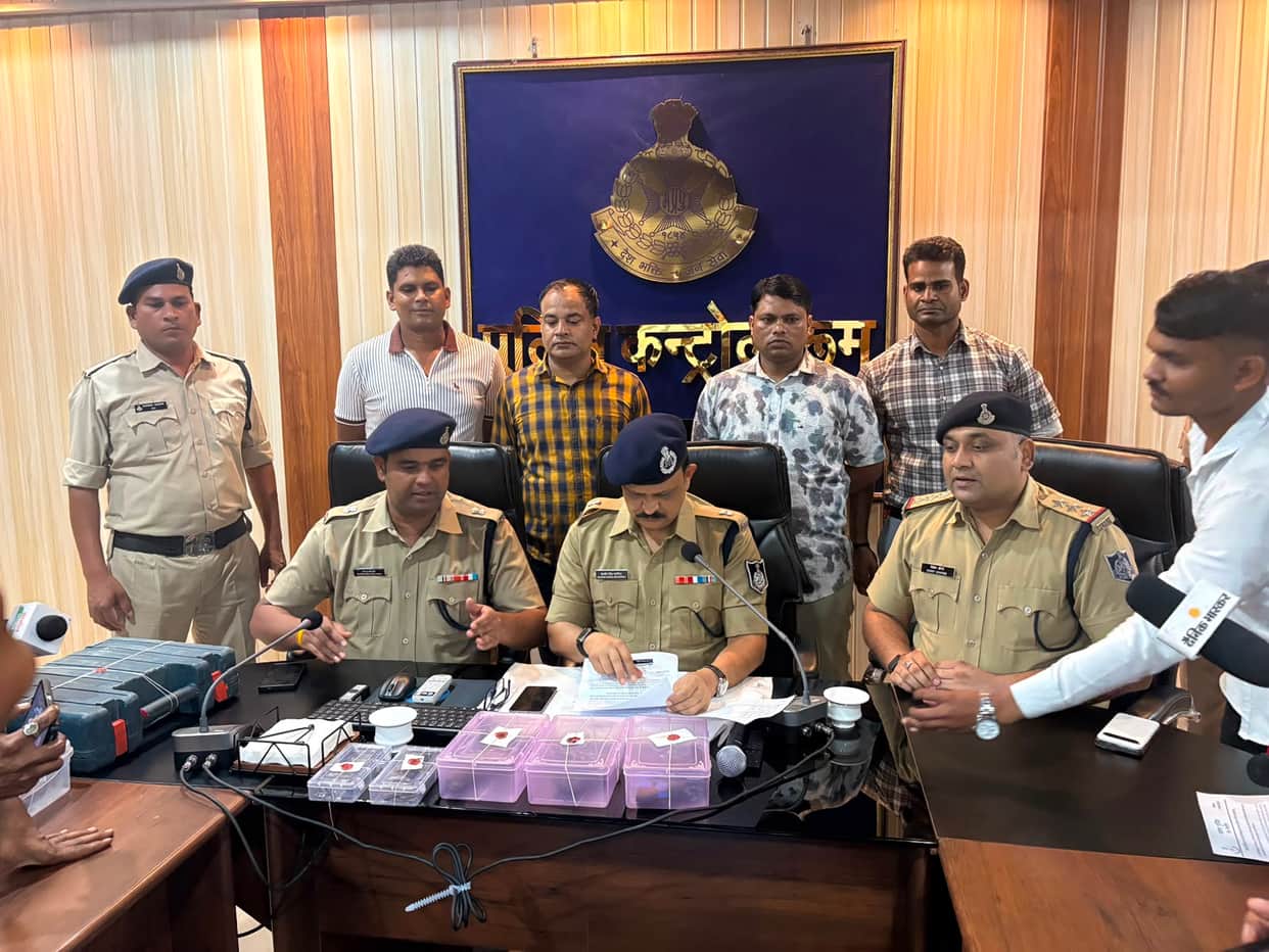 Sagar Police Bust Illegal Arms Manufacturing Factory: 3 Arrested with Pistols and Equipment