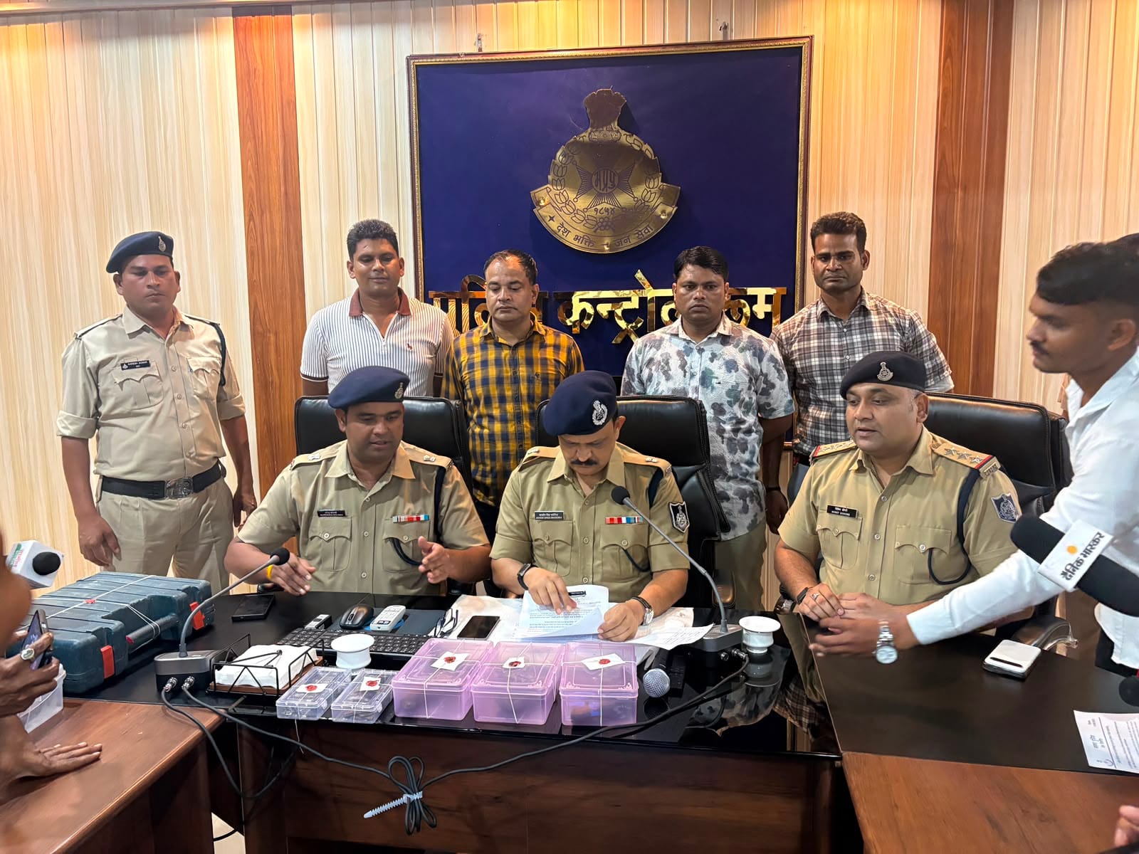 जानकारी देते पुलिस अधिकारी