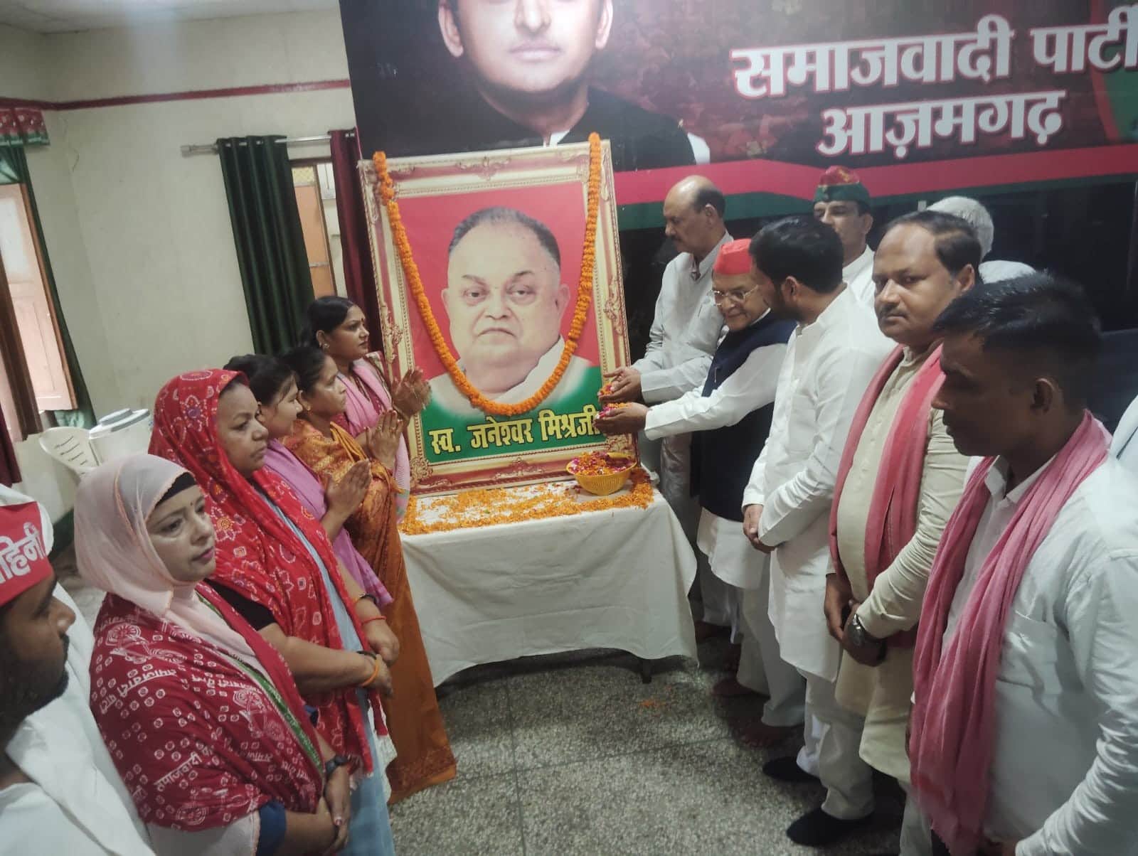 जनेश्वर मिश्र को श्रद्धांजलि देते सपा कार्यकर्ता और पदाधिकारी। श्रोत-पार्टी