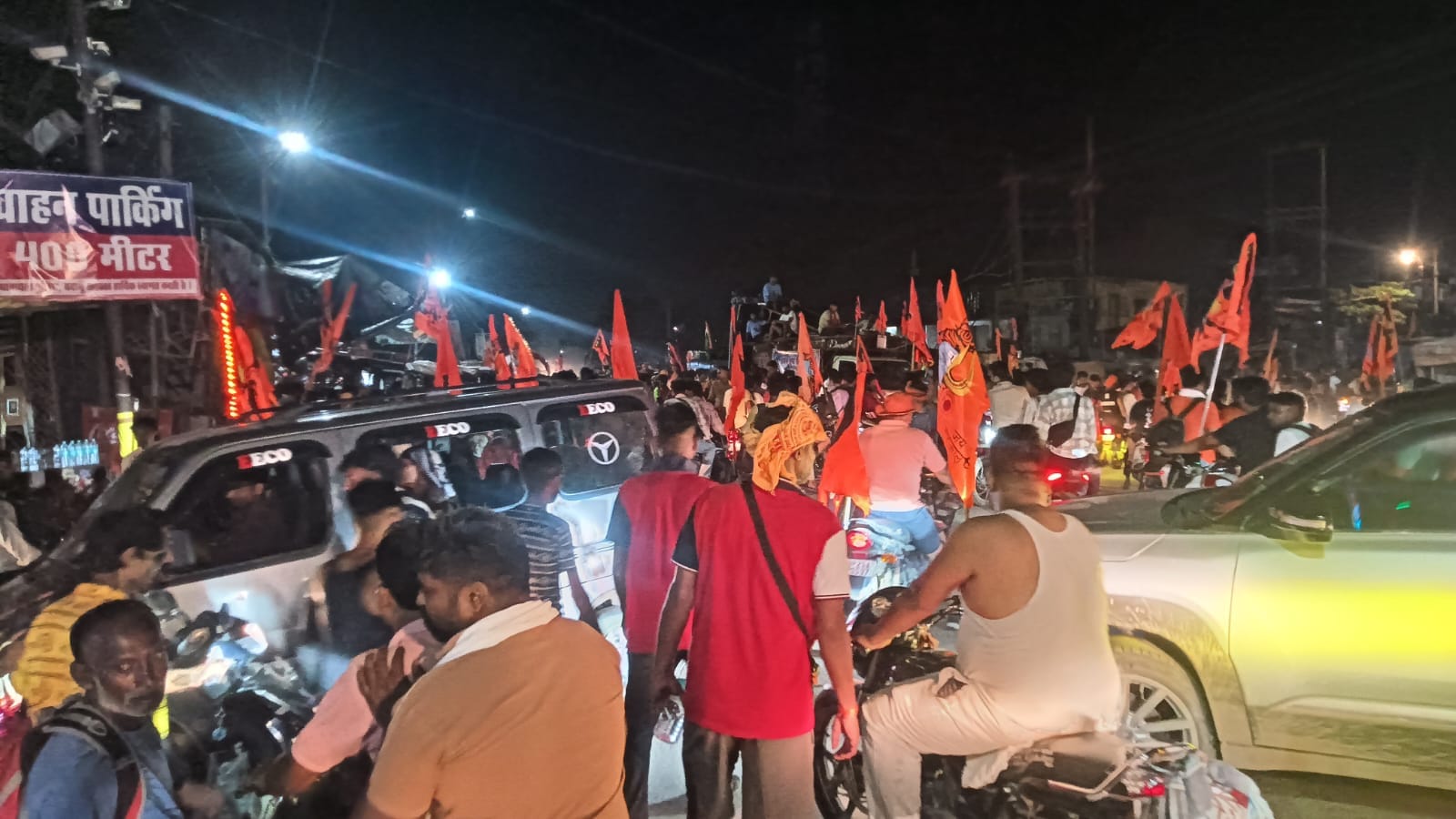 कछला चौराहे पर रविवार की देर रात श्रद्धालुओं का जनसैलाब उमड़ने के बाद लगा भीषण जाम। संवाद