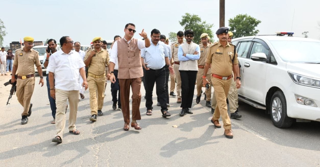 कछला पुल पर यातायात व्यवस्था देखते डीएम। सूचना
