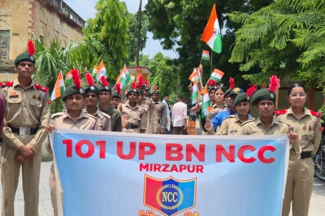 केएनयू में एनसीसी के छात्र-छात्राओं ने निकाला तिरंगा यात्रा। स्रोत कॉलेज