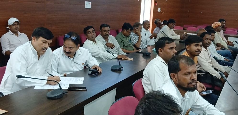 कुक्कुट निवेश सम्मेलन में जानकारी देतीं मंडलायुक्त दुर्गा शक्ति नागपाल व माैजूद लोग। स्रोत: सू