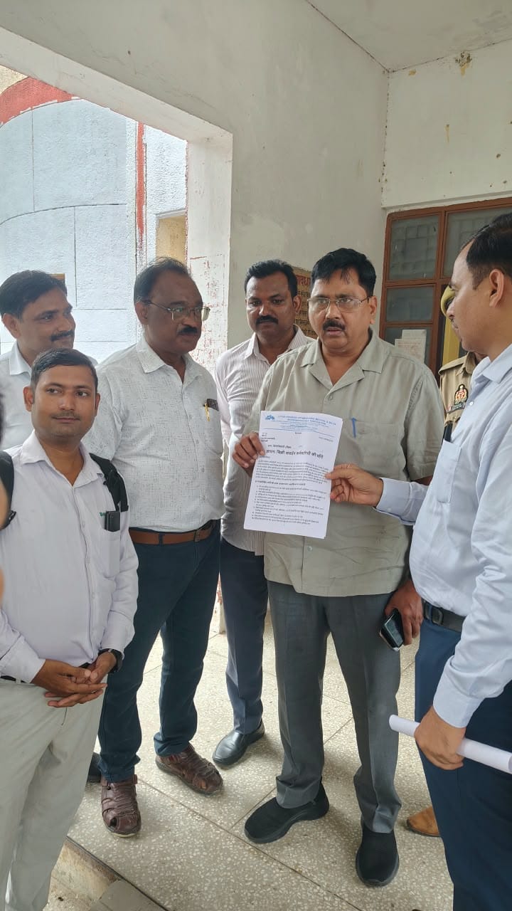 Mau News: चारों नई श्रम संहिताएं निरस्त करने की मांग, दवा प्रतिनिधियों ने सौंपा ज्ञापन