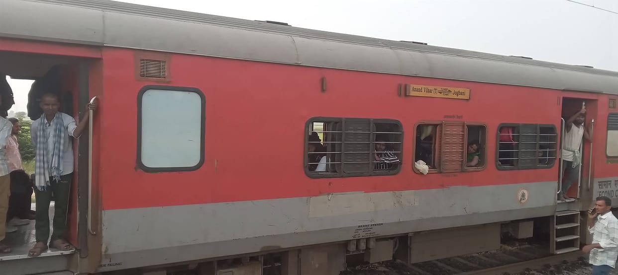 The Seemanchal Express was halted by pulling the emergency chain.
