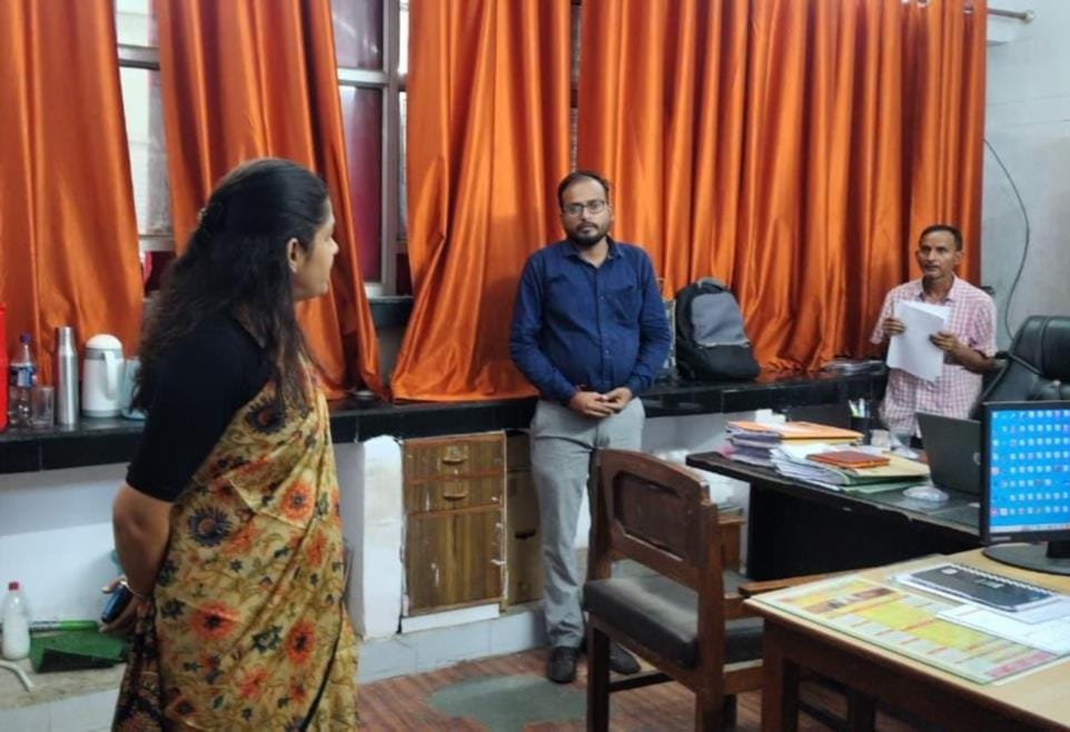कौशल विकास मिशन कार्यालय का निरीक्षण करती डीएम।-