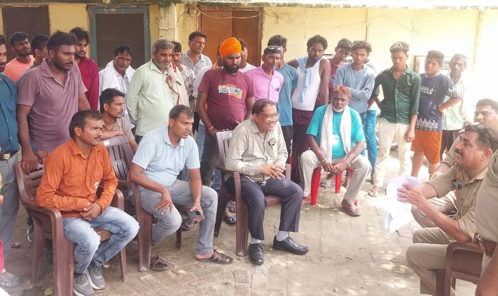 कांवडिया की मौत के मामले में कादरचौक थाने पहुंचे परिजन और ग्रामीण। संवाद
