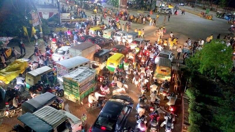 Vehicles grind to a halt on GT Road; commuters stuck in traffic jam for hours.