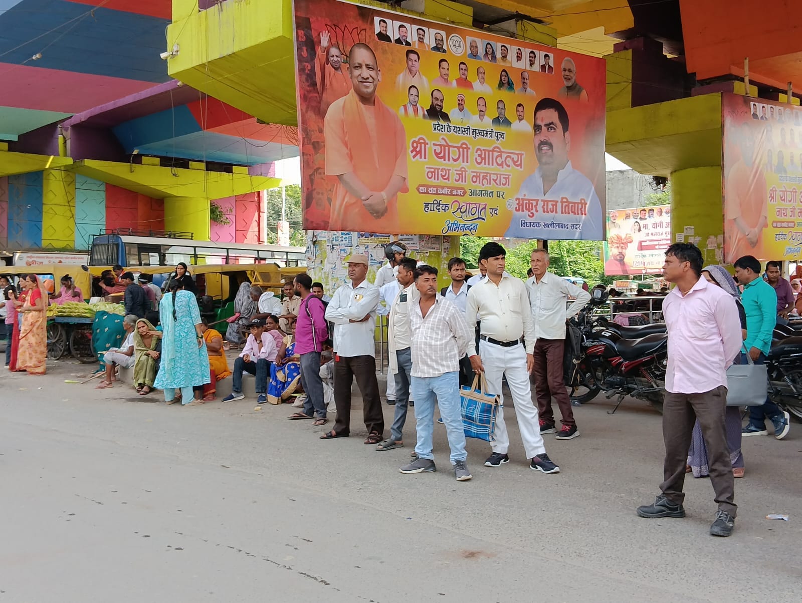 खलीलाबाद में मेंहदावल बाईपास पर गोरखपुर के लिए वाहन का इंतजार करते यात्री। संवाद