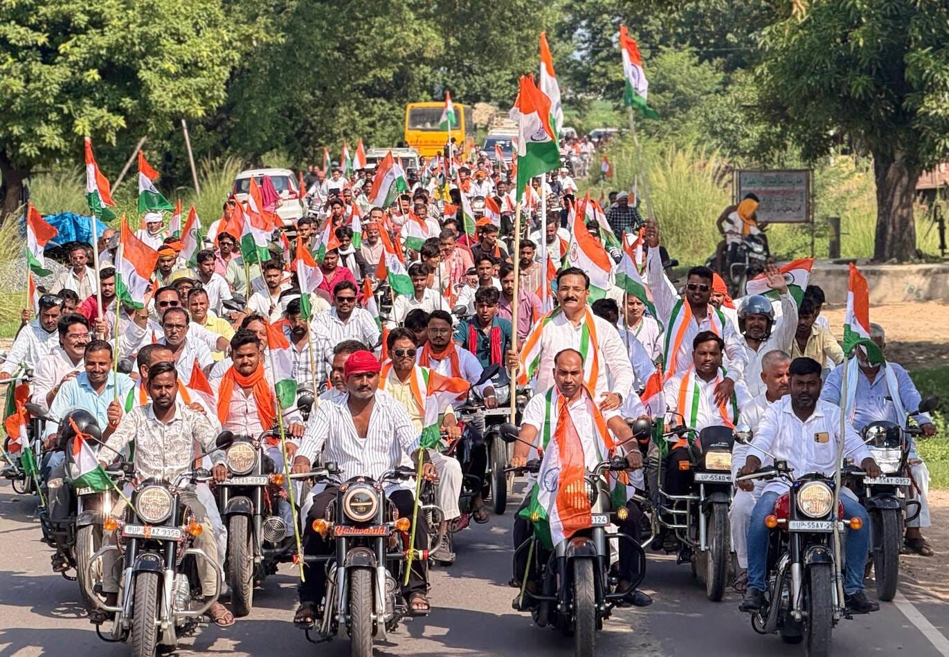 खुनियांव में तिरंगा यात्रा निकालते पूर्व शिक्षा मंत्री डाॅ. सतीश चंद्र द्विवेदी। स्रोत विज्ञप्