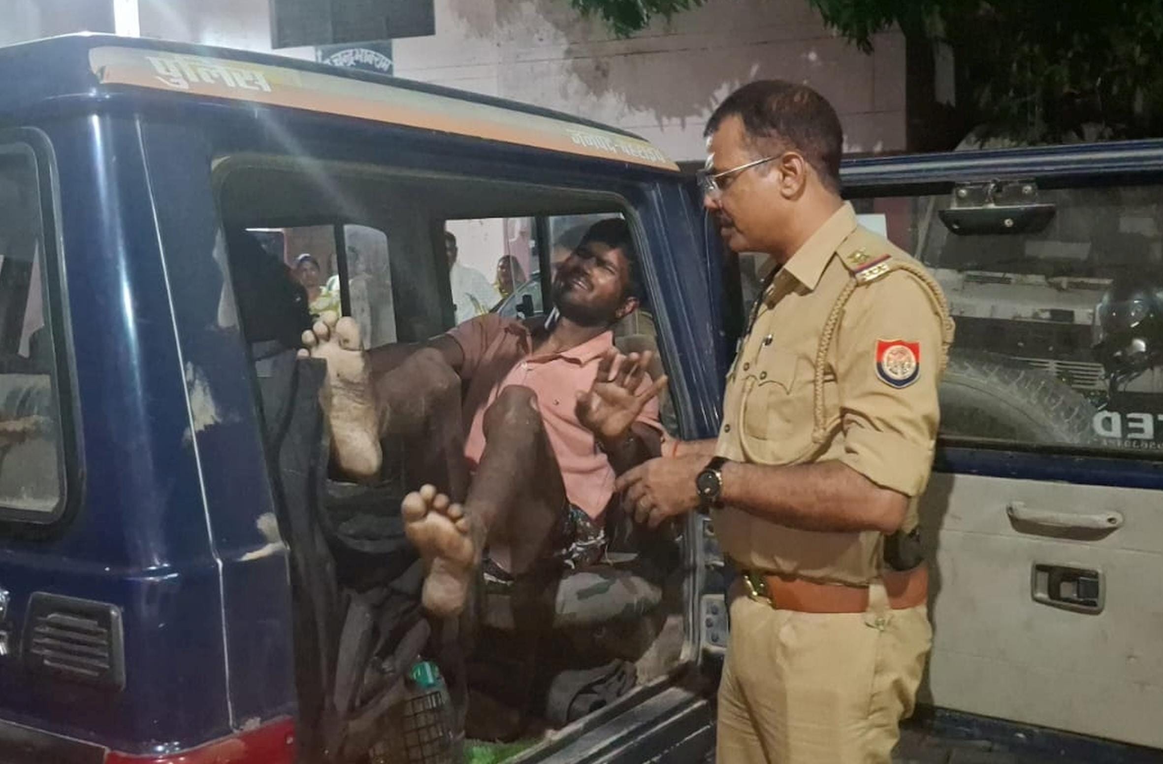खैरीघाट थानाक्षेत्र के रामपुर धोबियाहार स्थित मेला परिसर में लगी आग को बुझाने का प्रयास करती  