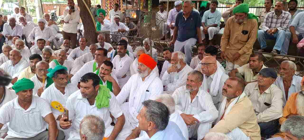 लघु सचिवालय के बाहर पक्के मोर्चे पर पहुंचे किसान नेता राकेश टिकैत। 