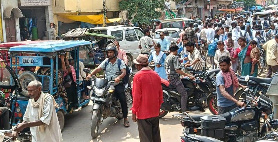 One-and-a-half-hour traffic jam in Nai Bazar; schoolchildren distressed in the heat