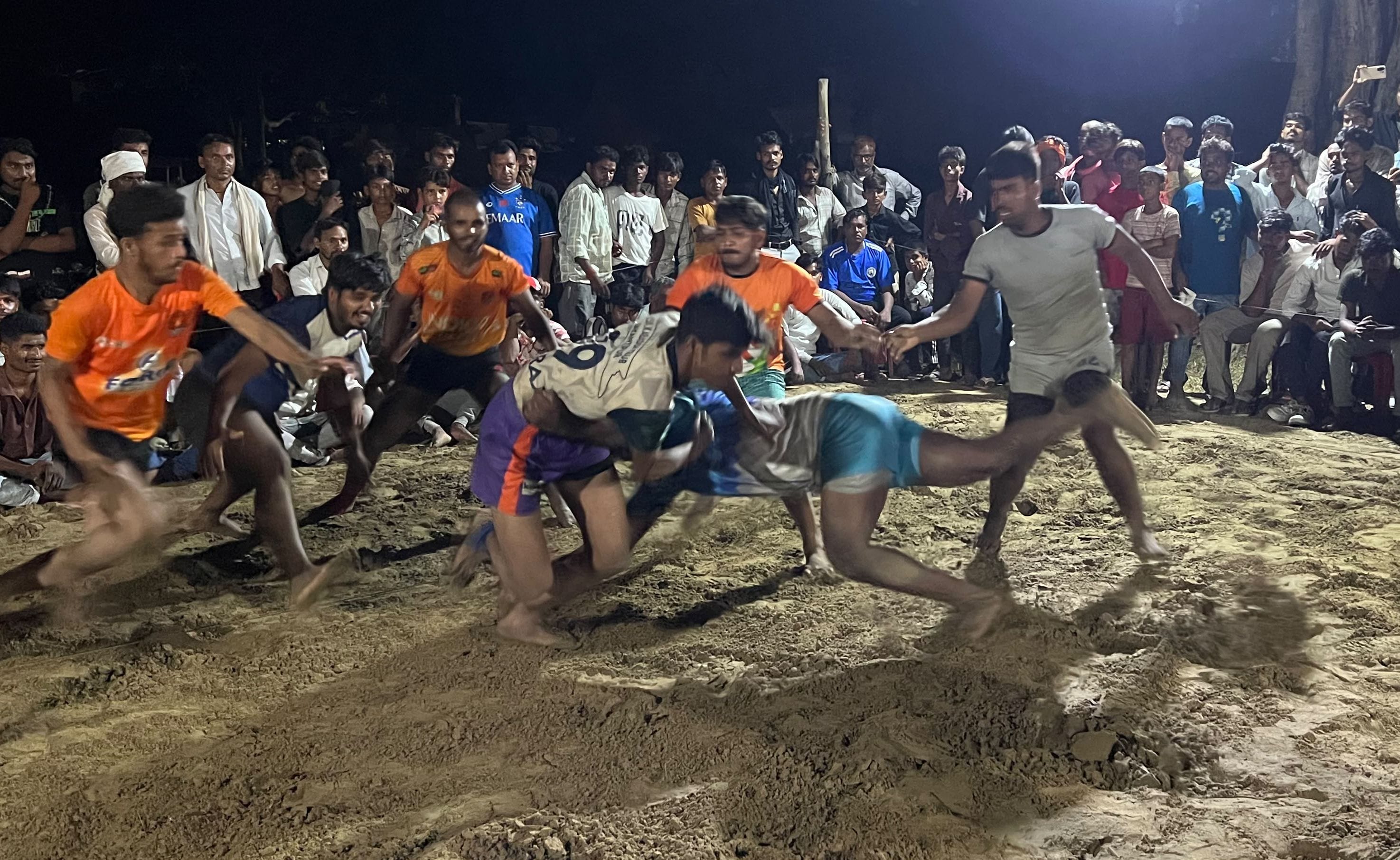 लोटन के देवपुर मस्जिदिया में आयोजित कबड्डी प्रतियोगीता के फाइनल में शामिल खिलाड़ी। संवाद