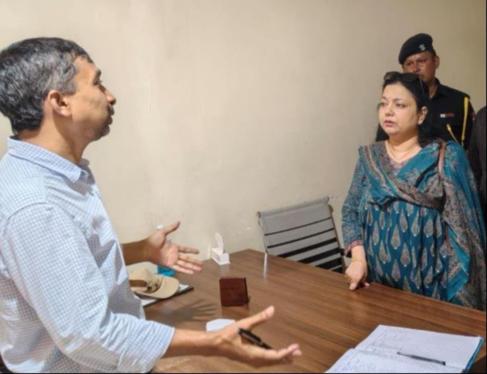 मेडिकल कॉलेज में निरीक्षण करतीं प्रधानाचार्य डॉ. बीना सिंह व इमरजेंसी के बाहर रखे गए स्ट्रेचर। 