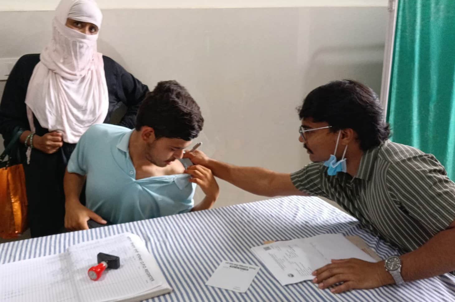 मेडिकल कॉलेज में स्कीन रोगियों का इलाज करते चिकित्सक। संवाद