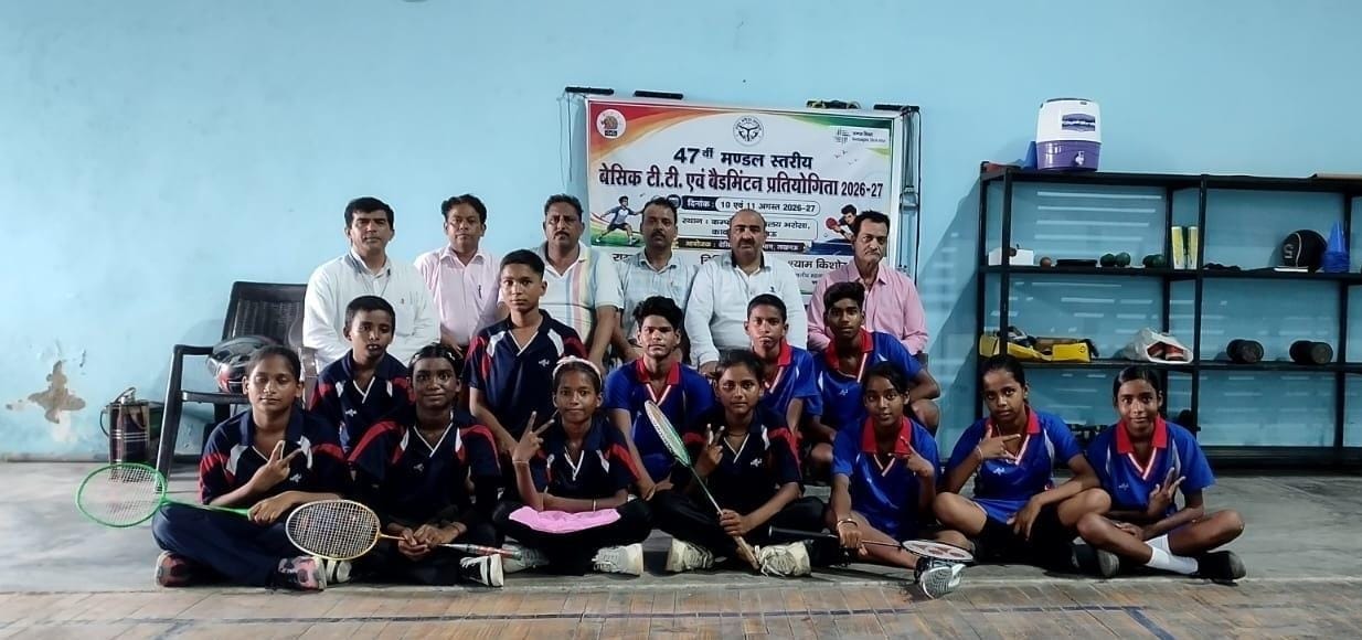 मंडलीय बैडमिंटन प्रतियोगिता में भाग लेने वाले रायबरेली के खिलाड़ी।