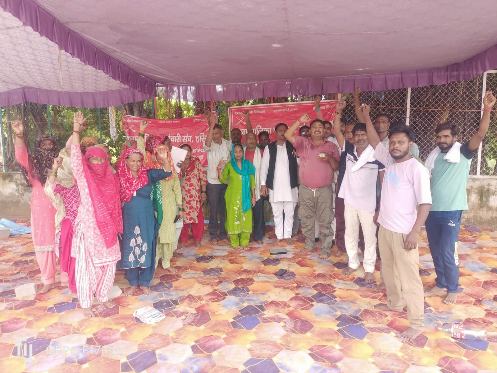 मांगों को लेकर धरना देते सफाई कर्मचारी। संवाद