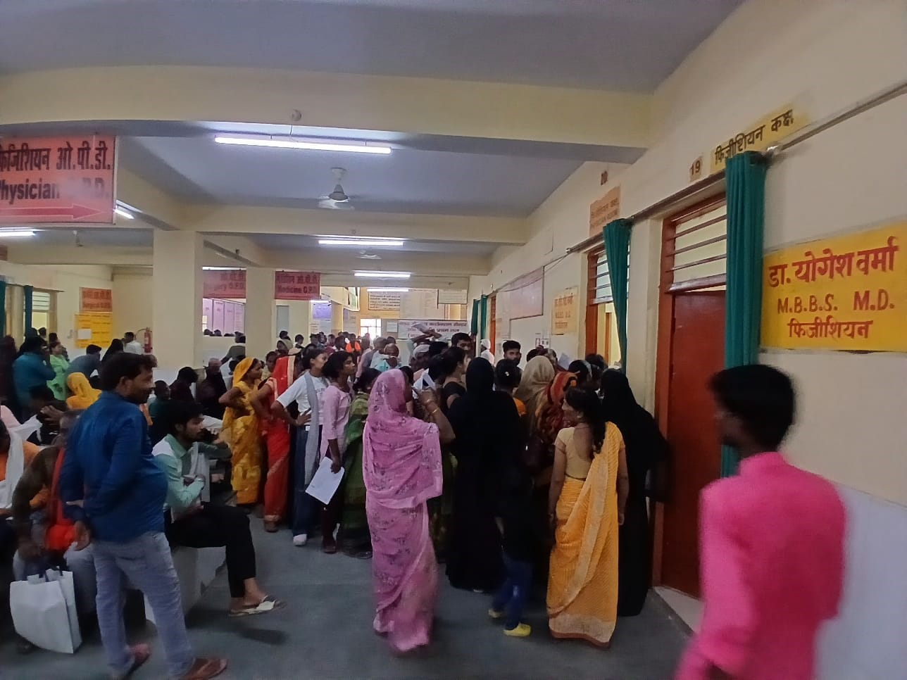  मंगलवार को जिला अस्पताल की ओपीडी में चिकित्सक कक्ष के बाहर लगी मरीजों की कतार। संवाद