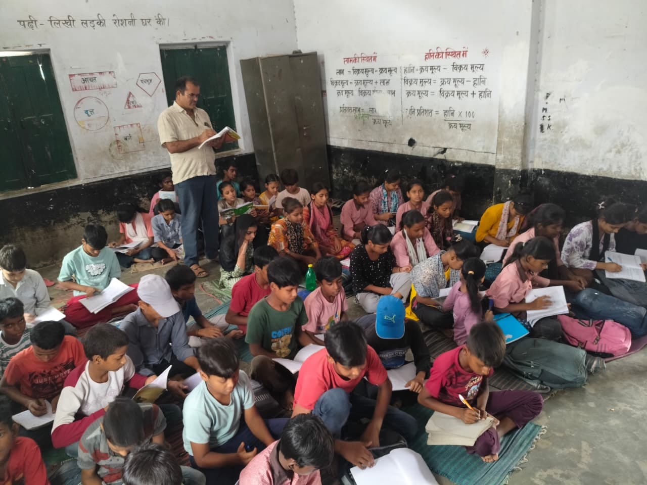 मुंगराबादशाहपुर।---राजकीय कन्या जूनियर हाईस्कूल गुड़हाई में पढ़ाते शिक्षक। संवाद